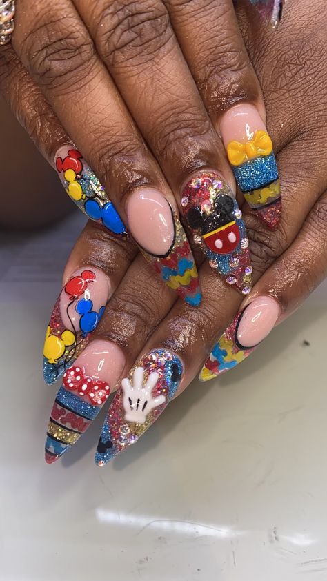 Minnie Christmas Nails, Disneyland Nails Christmas, Christmas Minnie Nails, Long Mickey Mouse Nails, Colorful Mickey Nails, Disneyland Nails, Junk Nails, Nail Board, Disneyland