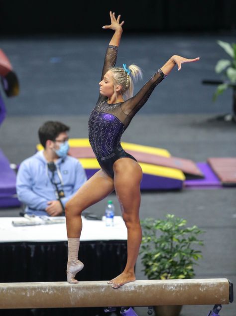 Livvy Dune, Gymnastics Photo Poses, Gymnastics Media Day, Gymnast Poses, Livy Dunne, Gymnastics Pics, Beach Gymnastics, Lsu Gymnastics, Gymnastics Fails