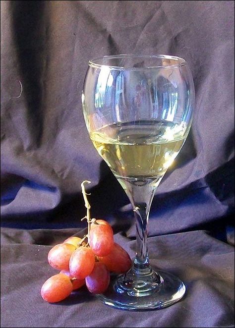 How to Paint a Wine Glass (or Any Clear Glass) Using Oil Paint Oil Painting Tips, Oil Painting Lessons, Oil Painting For Beginners, Oil Painting Nature, Painting Glass, Oil Painting Tutorial, Glass Transparent, Still Life Oil Painting, Wine Art