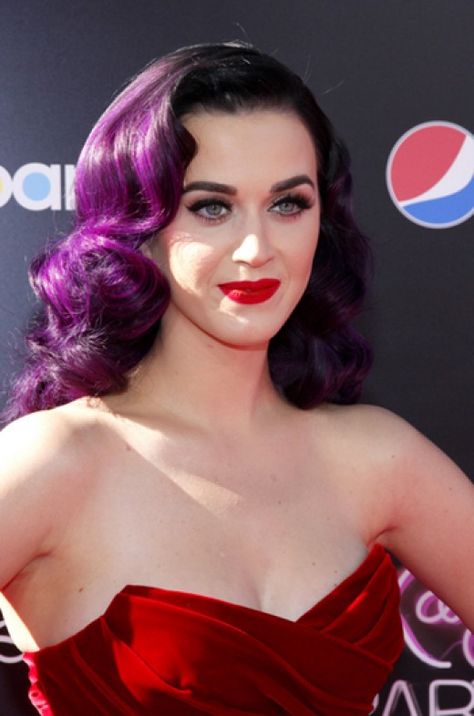 Katy Perry with purple hair in Marilyn Monroe hairstyle curls. Modern take on 1950s hairdo. #funhaircolors #hairdye #colorfulhair #hair Katy Perry Purple Hair, Marilyn Monroe Hair, Woman With Blue Eyes, Two Toned Hair, Dyed Hair Purple, Violet Hair, Hair Color Purple, Zooey Deschanel, Tone Hair