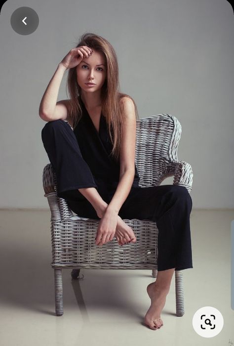 Female Portrait Poses, Chair Photography, Photographie Indie, Chair Pose, Studio Poses, Studio Photography Poses, Fashion Model Poses, Branding Photoshoot Inspiration, Self Portrait Photography