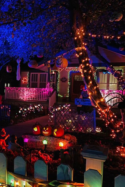 Decorated Houses For Halloween, Halloween Early 2000s, Halloween Aesthetic House, Halloween House Exterior, Halloween House Aesthetic, Halloween Asethic, Halloween House Decorations Outdoor, Halloween Decorated House, Halloween Exterior Decorations