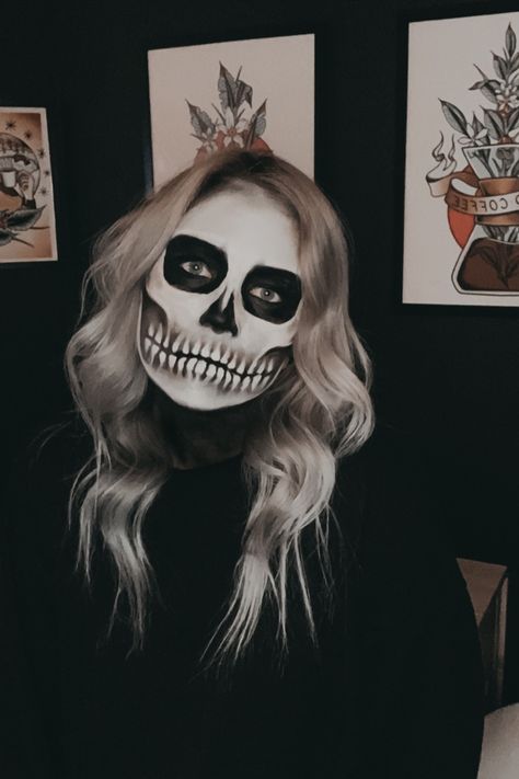 Need ideas for halloween makeupthis year? Click here to see how to do easy skull makeup for Halloween! This simple skeleton makeup look tutorial is perfect for Halloween 2020. #creepymakeup #halloweenmakeup #skullmakeup Skull Makeup Half Face Men, Hallowe’en Makeup Ideas, Womens Skeleton Face Makeup, Halloween Skeleton Face Makeup, Simple Skeleton Face Makeup, Diy Skeleton Makeup Easy, Skeleton Makeup Pretty Easy, Skeleton Make Up Women, Creepy Skeleton Makeup