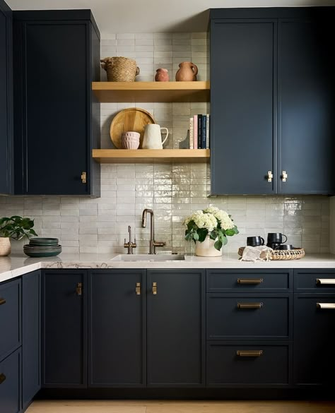 Navy Cabinet Black Countertop, Dark Flat Panel Kitchen Cabinets, Backsplash For Dark Blue Cabinets, Navy Kitchen White Countertops, Blue Kitchen Dark Countertops, Modern Dark Blue Kitchen, Dark Blue And Copper Kitchen, Dark Blue Shaker Kitchen, Kitchens With Navy Blue Cabinets