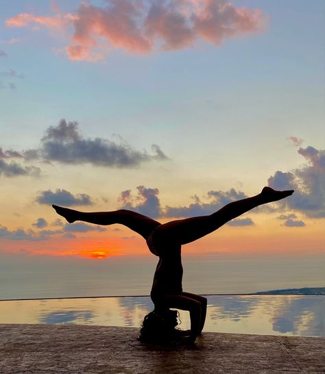 Yoga Poses Astethic, Head Stand Aesthetic, Splits Photoshoot, Yoga Astethic, Cheer Tricks, Flexibility Motivation, Splits Yoga, Tripod Headstand, Yoga Photoshoot Ideas