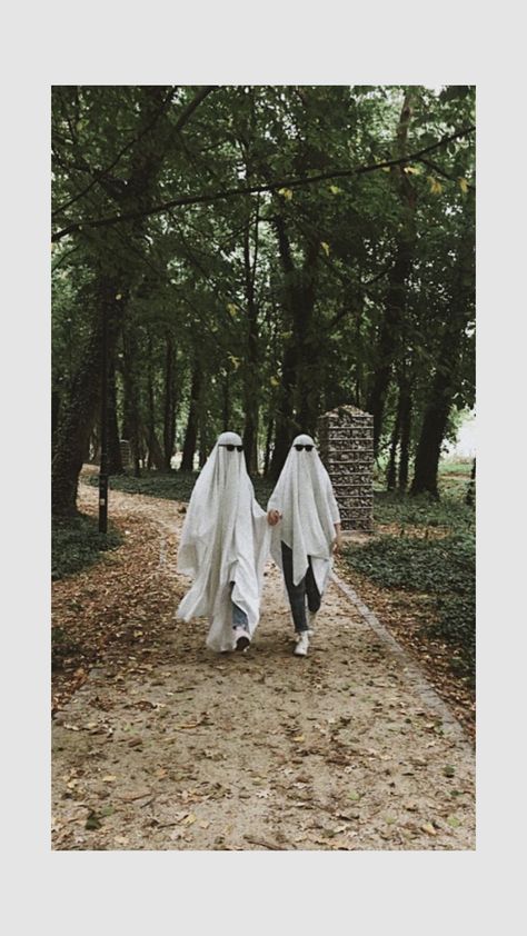 Ghost Trend, Ghost Friends, Ghost Photo, Ghost Photoshoot, Chai Quotes, Sheet Ghost, Halloween Wallpapers, Ghost Photography, Halloween Photography