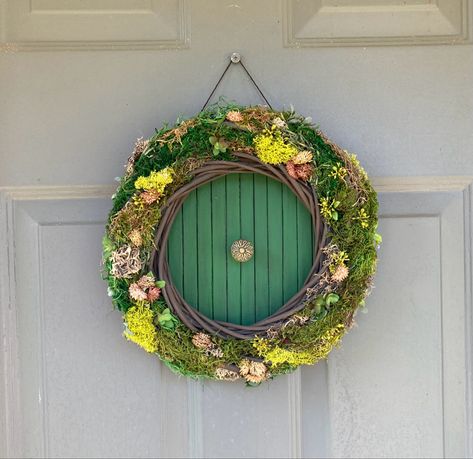 Hobbit Hole Wreath, Cottagecore Wreath, Hobbit Crafts, Hobbit Door Wreath, Hobbit Door, Fantasy Party, Arts And Crafts For Adults, Plant Crafts, Hobbit Hole