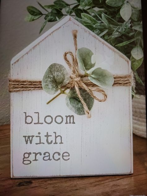 Spring Craft Fair Ideas, Spring Signs Wooden, Spring Wood Crafts To Sell, Rustic Spring Decor, Spring Wood Crafts, Easter Wood Crafts, Scrap Wood Crafts, Wood Block Crafts, Farmhouse Crafts