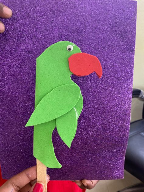 How to do parrot puppet Parrot Puppet, Puppet Diy, Stick Puppet, Popsicle Art, Animal Hand Puppets, Puppets Diy, Kids Crafting, Hand Puppet, Popsicle Sticks