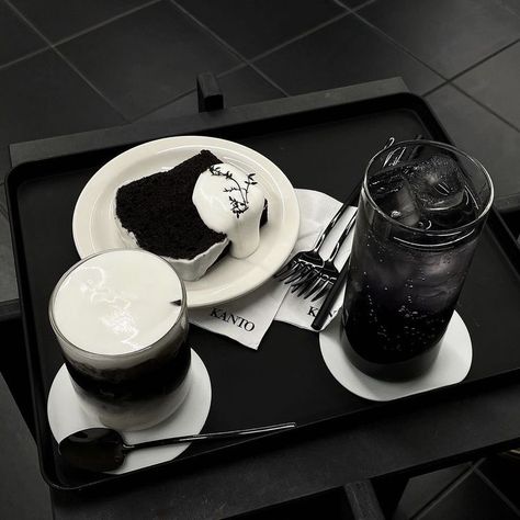 White Coffee Aesthetic, Black Dessert, Black And White Coffee, Black Food, Black And White Theme, Coffee Aesthetic, Gray Aesthetic, Aesthetic Coffee, Black And White Aesthetic