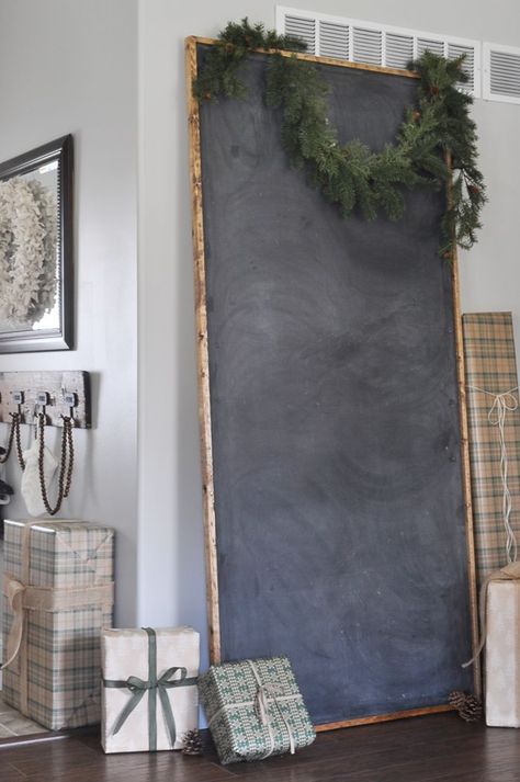 Christmas Entryway, Christmas Vignettes, Cozy Christmas Decor, Antique Finds, Christmas Chalkboard, Rustic Crafts, Simple Christmas Decor, Diy Kitchen Decor, Christmas Interiors