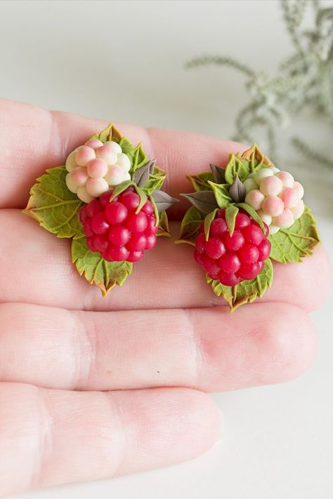 Polymer clay earrings with realistic raspberry and green leaves Raspberry Jewelry, Berry Earrings, Diy Jewelry Tutorials, Earrings Polymer, Clay Baby, Fruit Earrings, Polymer Clay Jewelry Diy, Jewelry Summer, Green Clay