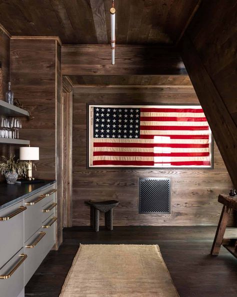 A cozy retreat with timeless materials and beautiful design on Lake Martin Sean Anderson Design, Cabin Game Room, Country Couches, Mountain House Decor, Sean Anderson, Bar Inspiration, Ski House, Western Homes, Bespoke Interiors