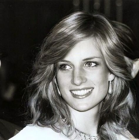 Princess Diana with long hair (1983/84) . . . . . #ClassicTimes #Princess #LadyDi #PrincessDiana #Diana #RoyalFamily #Royals #Classic… Princess Diana Hair, Prins William, Princess Diana Fashion, Prins Harry, Princess Diana Photos, Princess Diana Family, Princess Diana Pictures, Princes Diana, Diana Fashion