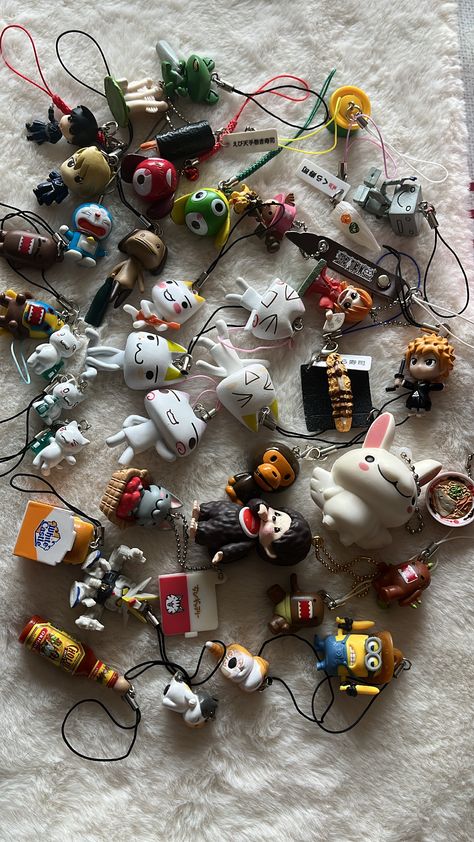 Cool Keychains Aesthetic, Keychains On Bag, Cute Collectibles, Cool Trinkets, Backpack Accessories Keychain, Domo Keychain, Anime Trinkets, Trinket Core, Keychain Trinkets