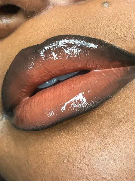 Black Lined Lips, Black Lip Liner With Gloss, Black Ombre Lips, Black Lipgloss, Liner Styles, Nyfw 2024, Black Lip Gloss, Smokey Liner, Ombré Lips