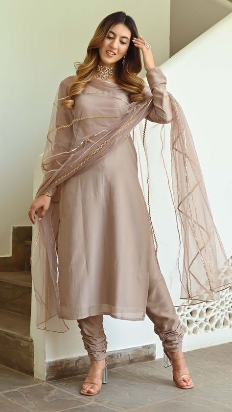 Girls Suits For Women Indian, Stylish Kurtis Design, Trendy Outfits Indian, Comfortable Blouses, Long Kurti Designs, Desi Fashion Casual, Pakistani Fancy Dresses, Indian Dresses Traditional, Silk Kurta