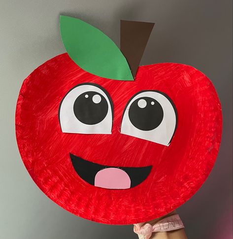 Fall painting apple craft Paper Plate Apple Craft, Thanksgiving Crafts For Toddlers, Plate Crafts For Kids, Red Crafts, November Crafts, Paper Plate Crafts For Kids, Art Kits For Kids, Halloween Crafts For Toddlers, Apple Craft