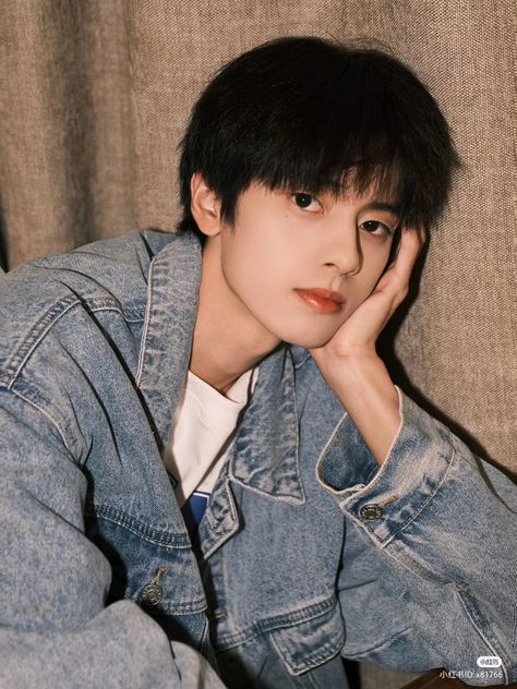 『 sᴀᴠᴇ = ғᴏʟʟᴏᴡ ♡ 』 Chinese Guy, Korean Short Hair, Cute Asian Guys, Dynamic Poses, Ulzzang Boy, Male Portrait, Chinese Boy, Baby Gif