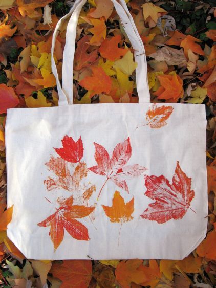 Possibilities for this fall inspired DIY are endless!  Napkins, table runner, bags, fabric, pillows.  Going to have to try this one! Autumn Leaves Craft, Crafts Vintage, Diy Tote, Tote Bag Tutorial, Diy Snowman, Tanah Liat, Leaf Crafts, Autumn Crafts, Diy Tote Bag