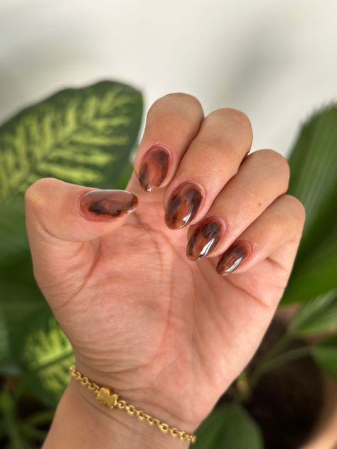 Brown Wavy Nails, Brown Nails Marble, Short Brown Nails Design, Autumn Gel Nails Short, Coffee Nails Designs, Nail Inspo Dark, Brown Nail Art Designs, Carey Nails, Brown Marble Nails