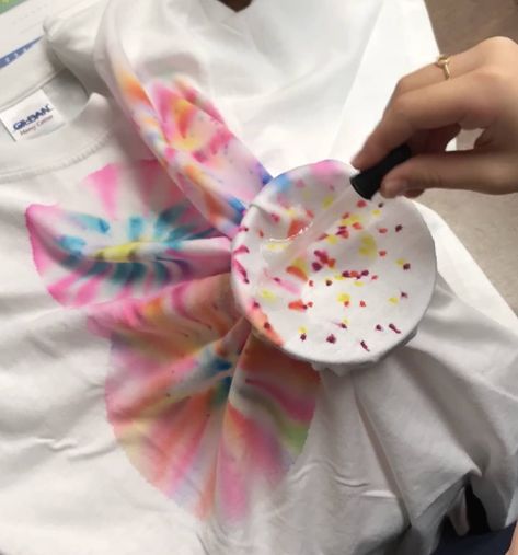 This fun DIY is so easy! Learn how to make tie-dye shirts with markers in just minutes using Sharpies or permanent markers and rubbing alcohol. How To Make A Tie, Tee Shirt Crafts, Homemade Tie Dye, Diy Tie Dye, Sharpie Tie Dye, Diy Tie Dye Techniques, Tie Dye Patterns Diy, Diy Marker, Diy Tie Dye Shirts