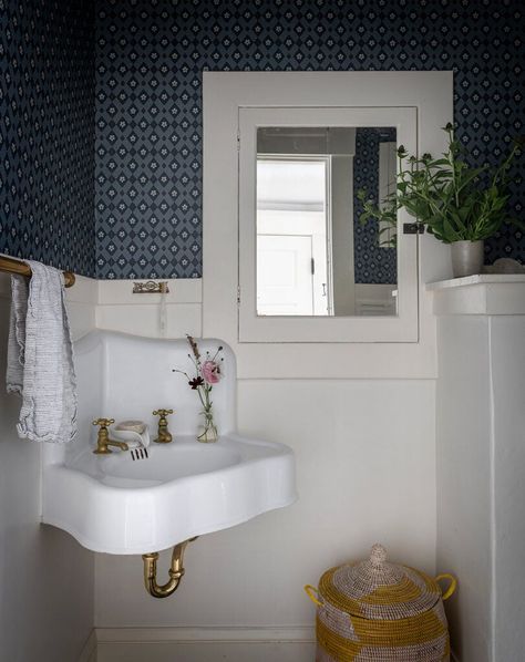 Wc Interior Design, Bathrooms Dark, Aesthetic Bathroom Decor, Bathroom Decor Blue, Tiny Powder Room, Colourful Bathroom, Installing Wainscoting, Bathroom Simple, Glamorous Bathroom