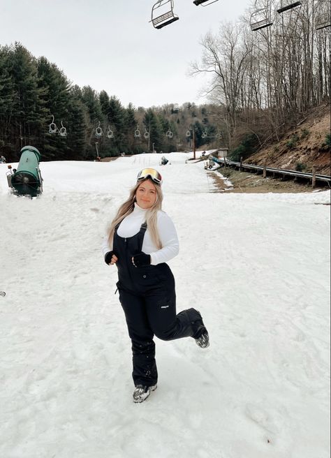 Snow outfit inspiration Cute Snow Pants Outfit, Snow Overalls Outfit, Snow Shoes Outfit, Snowmobiling Outfit, Snow Tubing Outfit, Cute Snow Outfits For Women, Snow Pants Outfit, Tubing Outfits, Snow Hiking Outfit