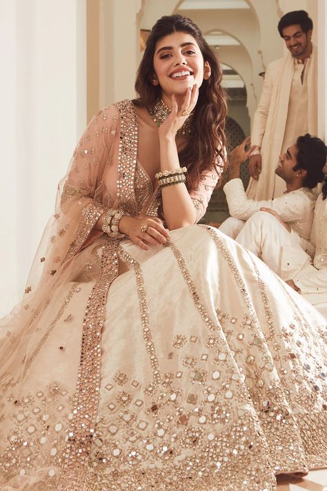 Abhinav Mishra Lehenga, Mirror Dupatta, Sanjana Sanghi, Destination Wedding Colors, Abhinav Mishra, Pink Bridal Lehenga, Gold Lehenga, Mirror Work Lehenga, White Lehenga