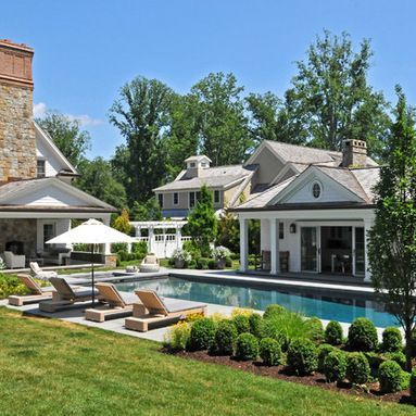 Browse swimming pool designs to get inspiration for your own backyard oasis. Discover pool deck ideas and landscaping options to create your poolside dream. via @houzz Exterior Design Backyard, Pool House Designs, نباتات منزلية, Home Pool, Pool Landscape Design, House Pool, Pool Cabana, Pool Landscape, Pool Backyard