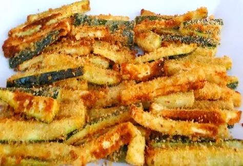 BÂTONNETS DE COURGETTES AU PARMESAN AU FOUR - CULTURE CRUNCH Zucchini Pommes, Parmesan Zucchini Fries, Vegan Plan, Healthy Fries, Zucchini Fries, Vegetable Broth, More Recipes, Vegan Cooking, Veggie Dishes