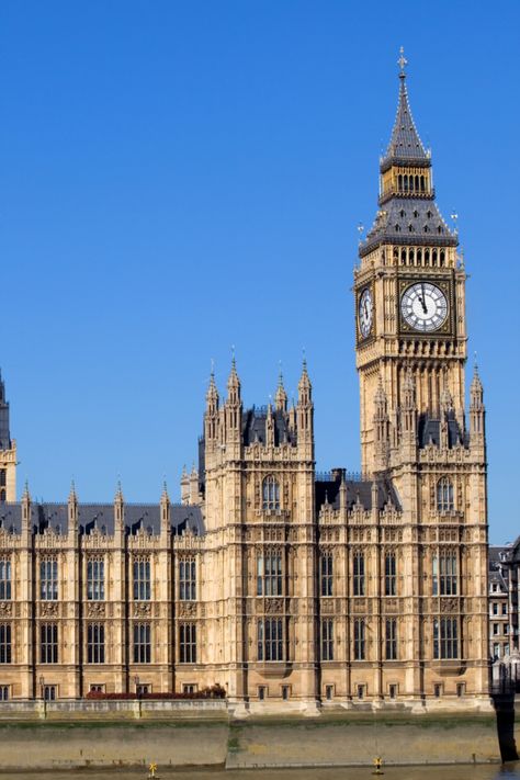 Stunning gothic buildings on the Thames, home to the UK's parliament and world's most famous clock. See our website for more bucket list ideas & top attractions in London. #palaceofwestminster #bigben #housesofparliament #london #londontravel #thingstodoinlondon #thingstodoinlondonwithkids #londonattractions #bucketlistideas #bucketlisttravel #bucketlist British Parliament Building, London What To See, Houses Of Parliament London, British Parliament, Palace Of Westminster, London With Kids, London Bucket List, London Buildings, Gothic Buildings