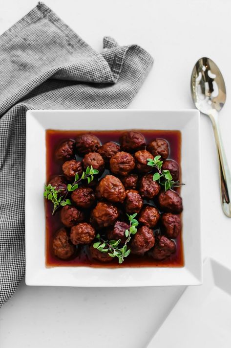 Bourbon Meatballs are one of the most beloved party foods at cocktail parties. Serve them for holiday parties, family gatherings, or for a Kentucky derby party. This is one recipe you'll reach for again and again. Meatballs For A Crowd, Appetizer Party Menu, Veggie Dip Cups, Bourbon Meatballs, Kentucky Derby Food, New Years Eve Party Ideas, Derby Party Food, Meatball Appetizer Recipe, Kentucky Derby Party Food