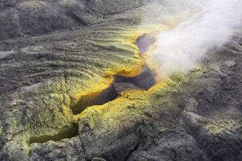 Sulfur Fumarole | ​Puʻu ʻŌʻō Crater​ in Hawaii, elemental sulfur vapor escaping from ​the fumarole ​has cooled to form yellow-colored crystals around the margins of the crack. Fumaroles are vents from which volcanic gas escapes into the atmosphere. Fumaroles may occur along tiny cracks or long fissures, in chaotic clusters or fields, and on the surfaces of lava flows and thick deposits of pyroclastic flows. Photography by U.S. Geological Survey Pyroclastic Flow, Lava Flow, Environmental Art, Volcano, Geology, Travel Photography, Nature Photography, Hawaii, Natural Landmarks