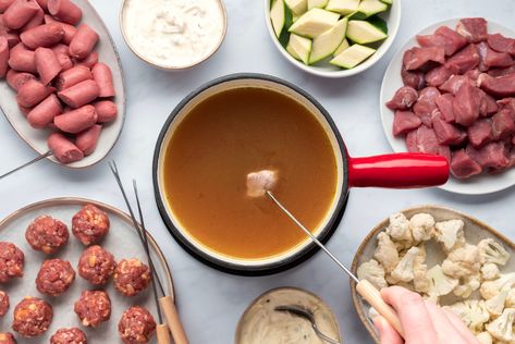 Fleischfondue (or meat fondue) is a popular communal party meal in Germany, especially for New Year's Eve and the Christmas holidays. Meat Fondue Recipes, Fondue Dinner Party, Meat Fondue, German Main Dishes, Fondue Broth, Broth Fondue Recipes, Fondue Recipes Meat, German Meat, Fondue Dinner