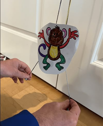 A fun craft! Add straws, string and a weight to a drawing, and hang it up - when you pull on the strings, the monkey climbs up. Flapping Bird, Diy Carnival Games, Monkey Crafts, Diy Carnival, Straw Crafts, Hanging Monkey, Preschool Stem, Engineering Activities, Flying Monkeys