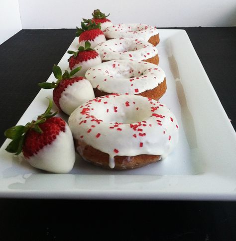 Baked Strawberry Donuts with White Chocolate Ganache Strawberry Donuts Recipe, Homemade Doughnuts, Strawberry Donuts, Breakfast Goodies, Torte Cupcake, White Chocolate Ganache, Baked Strawberries, Homemade Donuts, Sweet Rolls