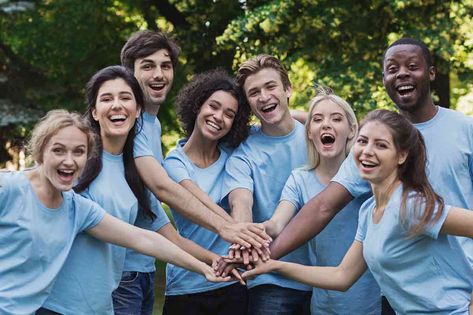 Teach youth the power of kindness with these helpful random acts ideas for families, teachers, camp counselors and youth leaders. Youth Volunteer, Morning Announcements, Volunteer Activities, Kindness Projects, Kindness Activities, Youth Leader, Happy Stories, Camp Counselor, Summer Program