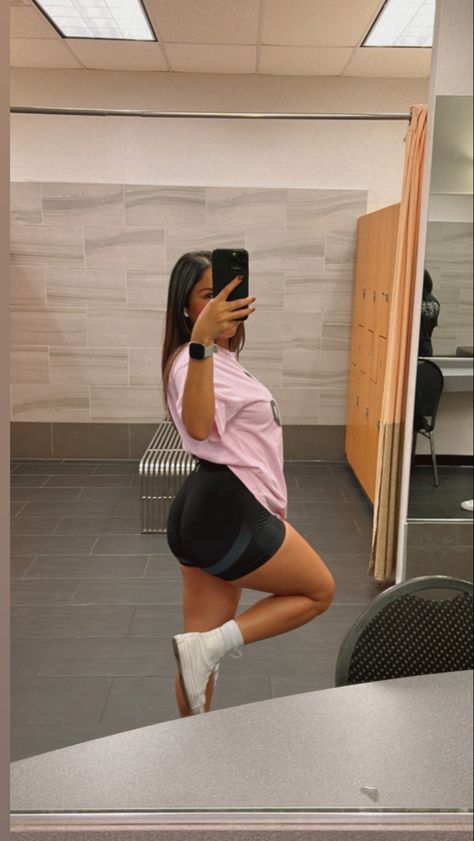 Oversized Shirt Workout Outfit, Leg Day Poses, Gym Fits Aesthetic Oversized, Outfit Gym Oversize, Gym Influencer Aesthetic, Poses Gym Mujer, Gym Selfie Female Poses, Gym Poses Women Mirror, Gym Mirror Selfie Female