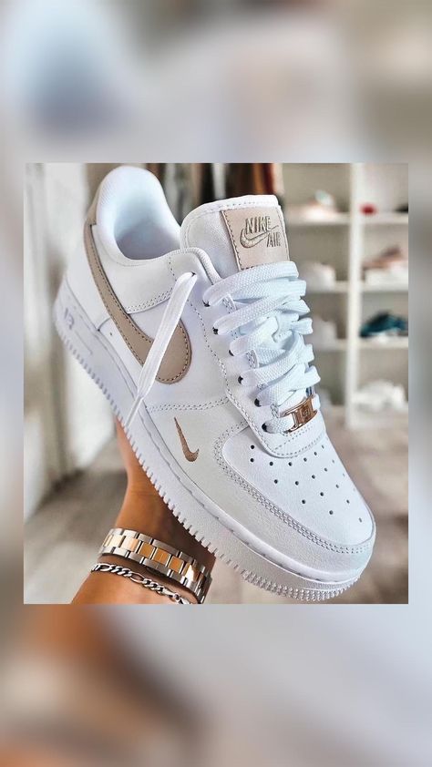 Tenis Air Force, Trendy Shoes Sneakers, White Nike Shoes, Nike Shoes Girls, Nike Fashion Shoes, Preppy Shoes, All Nike Shoes, Nike Air Shoes, Cute Nike Shoes