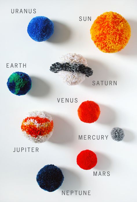 TUTORIAL: Make a pom pom solar system mobile (& deal with the mess) - We Are Scout Diy Baby Mobile Boy, Diy Baby Mobile Tutorial, Solaire Diy, Outer Space Crafts, Planet Mobile, Solar System Projects For Kids, Solar System Mobile, Diy Solar System, Solar System Projects