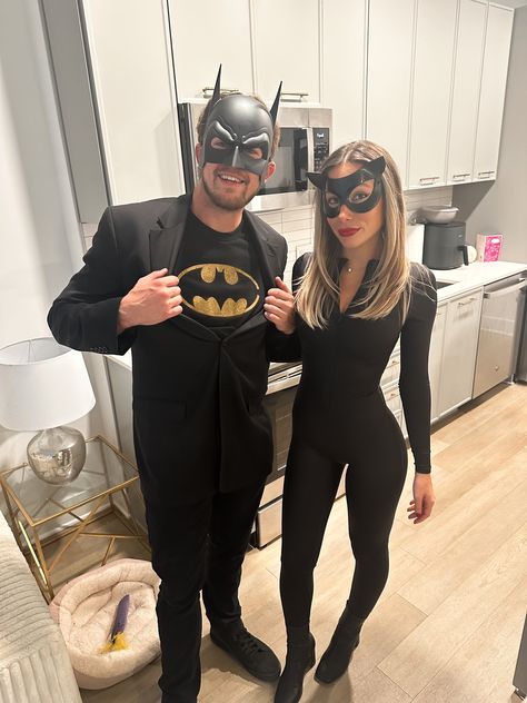 Cheap Easy Halloween Costumes, Ropa Color Neon, Catwoman And Batman, Catwoman Halloween Costume, Superhero Halloween Costumes, Batman Halloween, Cute Couples Costumes, Classy Halloween Costumes, Couples Halloween Costume