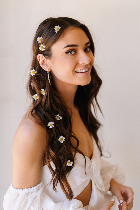 Prom Editorial, Flower In Hair, Happy Dresses, Hair Diy, Bun Styles, Photographie Portrait Inspiration, Best Wedding Hairstyles, Veil Hairstyles, Short Layered Haircuts