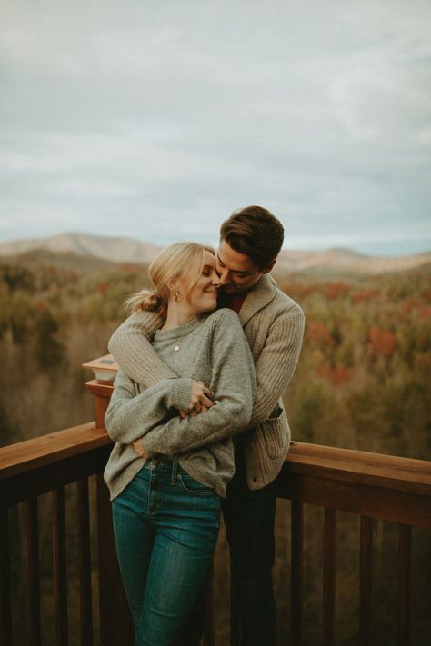 Cute Couple Cabin Pictures, Bench Couple Pictures, Cold Fall Couple Pictures, Casual Outdoor Couple Photoshoot, Bench Photoshoot Poses, Deck Photoshoot Ideas, Porch Engagement Photos, Couple Poses Reference Standing, Couple Cabin Photoshoot