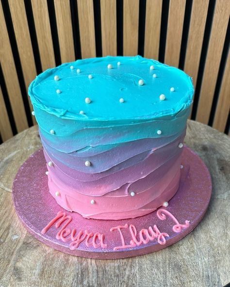 Ombré cake 💗💜🩵 Ombré Cake, Purple Blue Ombre, Blue Birthday Cakes, Cakes Decorating, Blue Icing, Bow Cakes, Patterned Cake, Ombre Cake, Blue Cakes