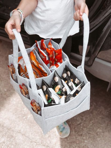 Spilling the beans on how to make the ultimate snack caddy for carpool! A caddy that's full of treats and easy to pass to the back row! snacks, kid-friendly snacks, fun food, food tips, snacking tips, snacks for kids, Fleurdille, mom life, mom tips, mom blogger Snack Caddy, Volvo Ex30, Park Snacks, Car Organizing, Soccer Snacks, Car Snacks, Breakfast Basket, Vacation Food, Snack Display