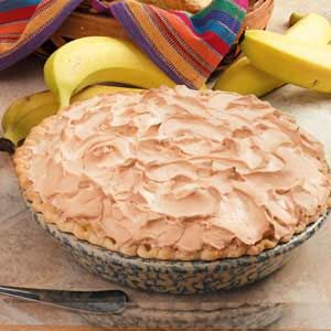 Banana Meringue Pie - my husband's favorite dessert.  Just baked it for him, hoping we get some "honey-do" jobs done this weekend!  http://www.tasteofhome.com/recipes/Banana-Meringue-Pie Banana Cream Pie With Meringue Topping, Fruity Pies, Pie Meringue, Groceries List, Florida Recipes, Meringue Topping, Banana Cream Pie Recipe, Recipes Banana, Banana Pie