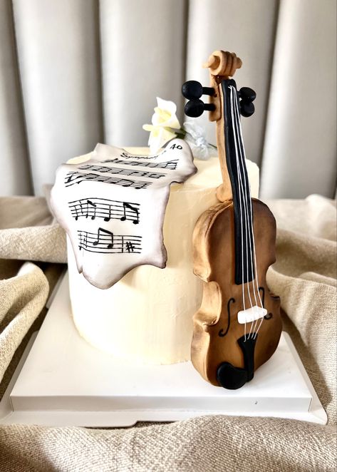 Violin Cake Ideas, Violin Cake, Musical Cake, Bolo Musical, Boys 8th Birthday, Music Cakes, Music Cake, Graduation Party Planning, Cake Fondant