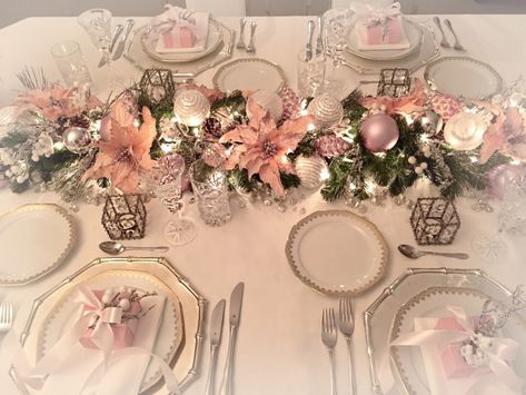 Pink And White Christmas Table Setting, Pink Christmas Table Decorations Centerpiece, Pink And Silver Christmas Table, Rose Gold Christmas Table Setting, Pink And Gold Christmas Table Decor, Pink Christmas Dinner Table, Pink Christmas Table Decorations, Pink Christmas Tablescapes, Pink Christmas Table Decor