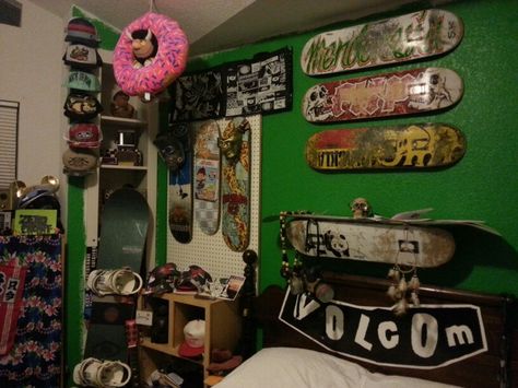 Skaters bedroom Skater Rooms Bedrooms, Bedroom Skater Aesthetic, Skater Bedroom Ideas, Skater Boy Room Aesthetic, Bedroom Ideas Skater, Skater Boy Bedroom, Skater Girl Bedroom, Skater Girl Room Ideas, Skater Bedroom Aesthetic